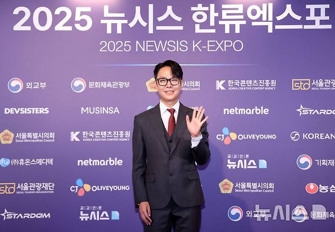 [서울=뉴시스] 조성우 기자 = 이낙준 작가가 28일 서울 중구 롯데호텔에서 열린 제7회 뉴시스 한류엑스포(2025 K-엑스포) 포토월 행사에서 포즈를 취하고 있다. 2025.08.28. xconfind@newsis.com