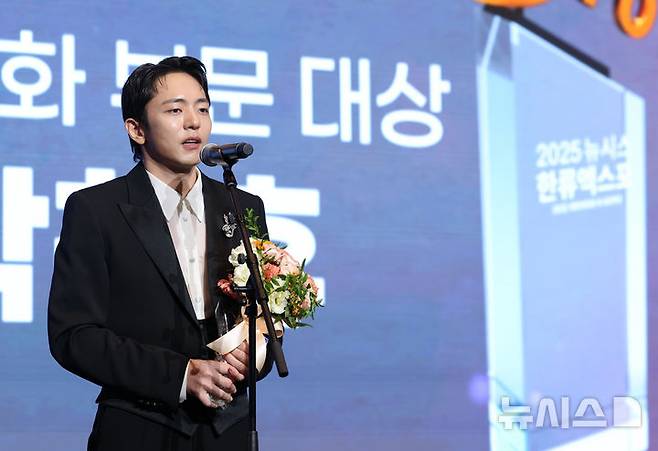 [서울=뉴시스] 황준선 기자 =  뮤지컬 '어쩌면 해피엔딩'의 박천휴 작가가 28일 서울 중구 롯데호텔에서 열린 제7회 뉴시스 한류엑스포(2025 K-엑스포)에서 서울시장상을 수상한 뒤 소감을 밝히고 있다. 2025.08.28. hwang@newsis.com