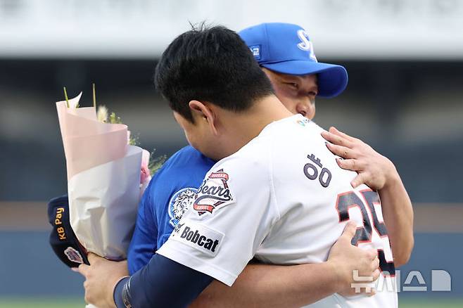 [서울=뉴시스] 권창회 기자 = 28일 서울 송파구 잠실야구장에서 KBO리그 두산 베어스와 삼성라이온즈의 경기 시작에 앞서 열린 오승환 은퇴투어 기념행사에서 삼성 오승환이 두산 양의지와 포옹하고 있다. 2025.08.28. kch0523@newsis.com