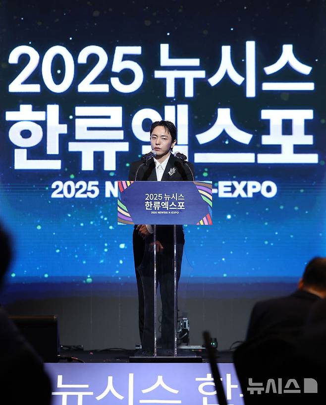 [서울=뉴시스] 황준선 기자 = 뮤지컬 '어쩌면 해피엔딩'의 박천휴 작가가 28일 서울 중구 롯데호텔에서 열린 제7회 뉴시스 한류엑스포(2025 K-엑스포)에서 미국 토니상을 휩쓴 K뮤지컬 '어쩌면 해피엔딩'의 특별함을 주제로 강연하고 있다. 2025.08.28. hwang@newsis.com