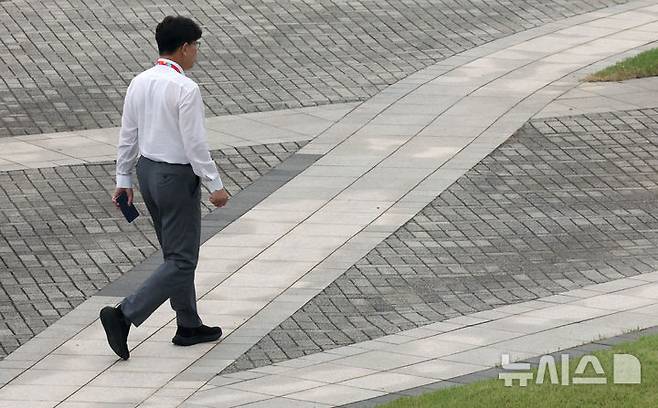 [인천=뉴시스] 김금보 기자 = 권성동 국민의힘 의원이 28일 오후 인천 중구 인천국제공항공사 항공교육원에서 열린 2025 국민의힘 국회의원 연찬회 참석 도중 교육원 외부로 이동하고 있다. 김건희 특검팀은 이날 오후 권 의원에게 구속영장을 청구했다. 2025.08.28. kgb@newsis.com