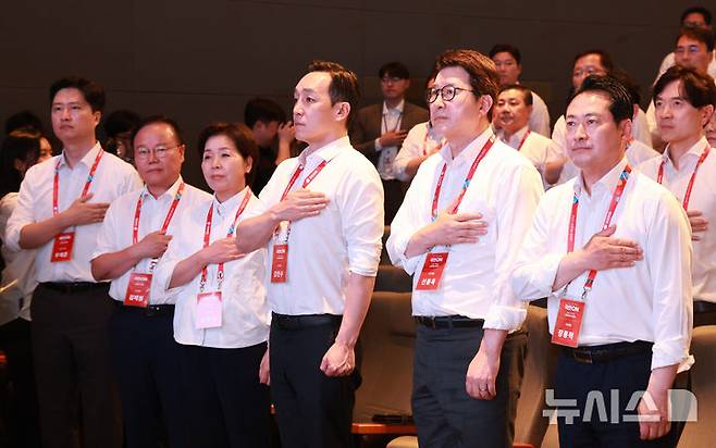[인천=뉴시스] 김금보 기자 = 장동혁 국민의힘 대표를 비롯한 의원들이 28일 오후 인천 중구 인천국제공항공사 항공교육원에서 열린 2025 국민의힘 국회의원 연찬회에서 국민의례를 하고 있다. 2025.08.28. kgb@newsis.com
