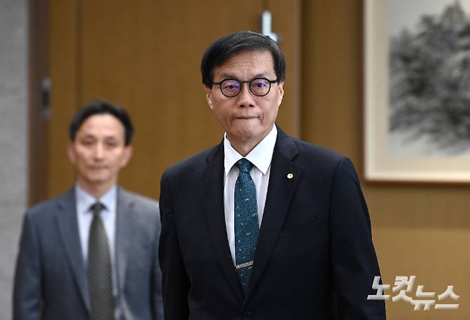 이창용 한국은행 총재가 28일 오전 서울 중구 한국은행에서 열린 금융통화위원회에 입장하고 있다. 사진공동취재단