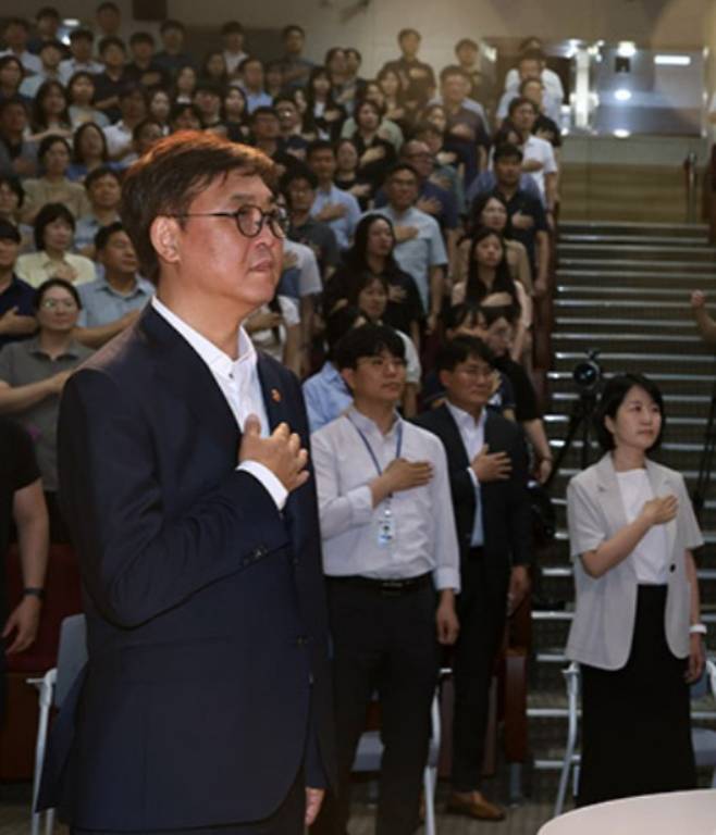 최휘영 문화체육관광부 장관이 지난달 열린 취임식에서 국기에 대한 경례를 하고있다. 문체부 제공
