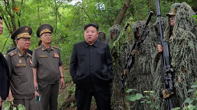 김정은 북한 국무위원장이 지난 27일 조선인민군 총참모부 직속 특수작전훈련기지를 방문해 저격수구분대와 특수작전구분대의 무장 장비와 훈련 상황을 점검했다고 조선중앙TV가 28일 보도했다. 연합뉴스