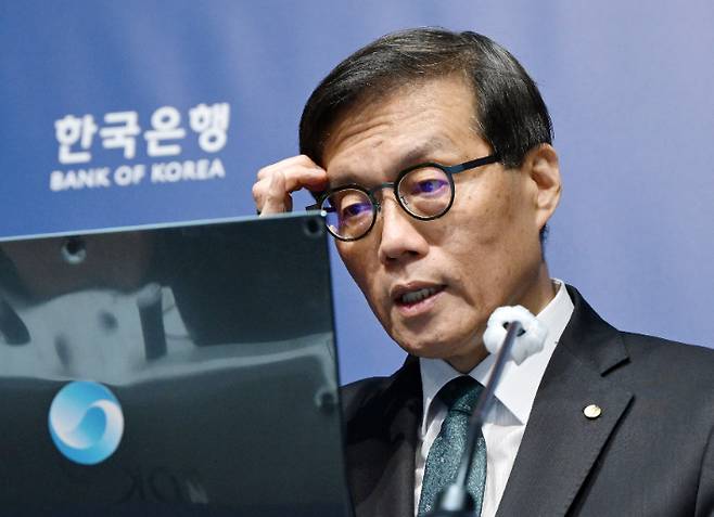 이창용 한국은행 총재가 28일 서울 중구 한국은행에서 열린 금융통화위원회를 마친 후 기자간담회를 하고 있다. 연합뉴스
