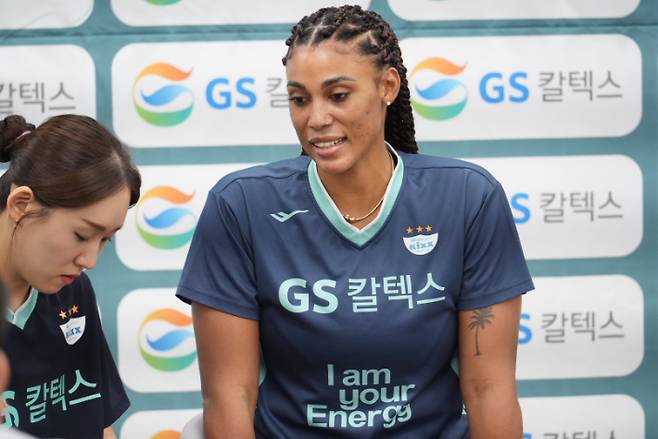 취재진과 인터뷰 중인 실바. GS칼텍스