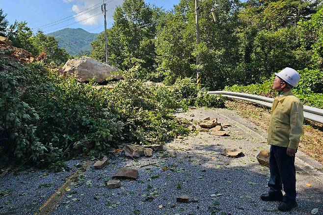 지난 27일 오전 7시 50분쯤 강원 춘천시 북산면 추전리 추곡약수터에서 수인리 구간 도로에 100톤 가량의 돌무더기가 쏟아져 내렸다. 춘천시 제공