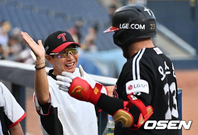 [OSEN=창원, 이석우 기자] 27일 창원NC파크에서 2025 신한 SOL 뱅크 KBO 리그 NC 다이노스와 LG 트윈스의 경기가 열렸다. 홈팀 NC는 신영우가, 방문팀 LG는 치리노스가 선발 출전했다. LG 트윈스 염경엽 감독이 1회초 1사 2루 좌월 2점 홈런을 친 오스틴을 반기고 있다. 2025.08.27 / foto0307@osen.co.kr