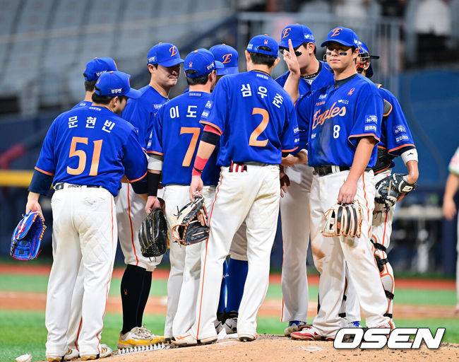 [OSEN=고척, 박준형 기자] 프로야구 한화 이글스가 부상에서 돌아온 문동주의 데뷔 첫 10승 호투에 힘입어 4연승을 달렸다. 고척 원정에서 8전 전승 행진까지 이어갔다.한화는 27일 서울 고척스카이돔에서 열린 2025 신한 SOL Bank KBO리그 키움 히어로즈와의 원정경기를 3-1로 승리했다.&nbsp;경기종료 후 한화 선수들이 승리의 기쁨을 나누고 있다.  2025.08.27 / soul1014@osen.co.kr