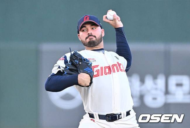 [OSEN=부산, 이석우 기자] 17일 부산 사직야구장에서 2025 신한 SOL 뱅크 KBO 리그 롯데 자이언츠와 삼성 라이온즈의 경기가 열렸다. 홈팀 롯데는 감보아가, 방문팀 삼성은 이승현이 선발 출전했다.롯데 자이언츠 선발 투수 감보아가 역투하고 있다. 2025.08.17 / foto0307@osen.co.kr