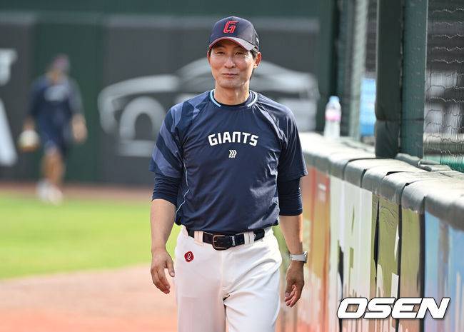[OSEN=부산, 이석우 기자] 28일 부산 사직야구장에서 2025 신한 SOL 뱅크 KBO 리그 롯데 자이언츠와 KT 위즈의 경기가 열린다. 홈팀 롯데는 감보아가, 방문팀 KT는 헤이수스가 선발 출전한다.롯데 자이언츠 김현욱 코치가 1군으로 올라와 선수들의 훈련을 지켜보고 있다. 2025.08.28 / foto0307@osen.co.kr