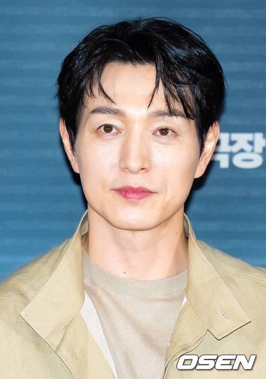 [OSEN=박준형 기자]  28일 오후 서울 용산아이파크몰 내 용산 CGV에서 영화 '살인자 리포트' 언론시사회가 진행됐다.영화 ‘살인자 리포트’는 특종에 목마른 베테랑 기자 선주(조여정)에게 정신과 의사 영훈(정성일)이 연쇄살인을 고백하는 인터뷰를 요청하면서 벌어지는 이야기다.배우 정성일이 질문을 듣고 있다.   2025.08.28 / soul1014@osen.co.kr
