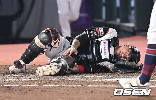 [OSEN=부산, 이석우 기자] 28일 부산 사직야구장에서 2025 신한 SOL 뱅크 KBO 리그 롯데 자이언츠와 KT 위즈의 경기가 열렸다. 홈팀 롯데는 감보아가, 방문팀 KT는 헤이수스가 선발 출전했다.KT 위즈 강현우가 5회말 1사 1루 롯데 자이언츠 박찬형의 번트 파울 타구에 맞고 괴로워하고 있다. 2025.08.28 / foto0307@osen.co.kr