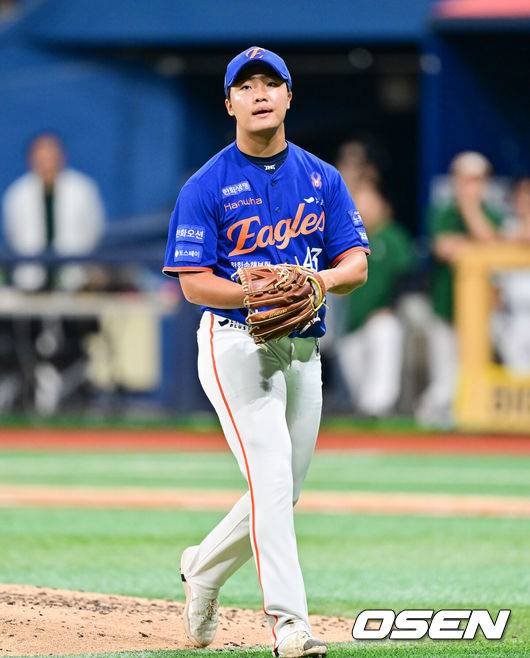 [OSEN=고척, 박준형 기자] 28일 오후 서울 고척스카이돔에서 ‘2025 신한 SOL BANK KBO리그’ 키움 히어로즈와 한화 이글스의 경기가 진행됐다.이날 키움은 하영민을, 한화는 폰세를 선발투수로 내세웠다.7회말 한화 정우주가 세타자 연속 3구 삼진아웃 잡은뒤 마운드를 내려가고 있다.   2025.08.28 / soul1014@osen.co.kr