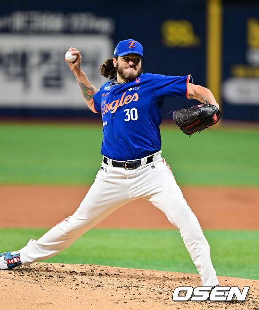 [OSEN=고척, 박준형 기자] 28일 오후 서울 고척스카이돔에서 ‘2025 신한 SOL BANK KBO리그’ 키움 히어로즈와 한화 이글스의 경기가 진행됐다.이날 키움은 하영민을, 한화는 폰세를 선발투수로 내세웠다.3회말 한화 선발투수 폰세가 역투하고 있다.  2025.08.28 / soul1014@osen.co.kr