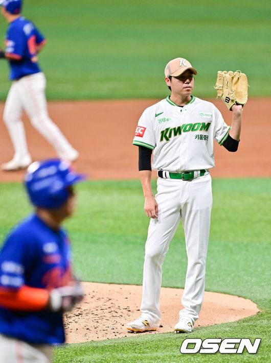 [OSEN=고척, 박준형 기자] 28일 오후 서울 고척스카이돔에서 ‘2025 신한 SOL BANK KBO리그’ 키움 히어로즈와 한화 이글스의 경기가 진행됐다.이날 키움은 하영민을, 한화는 폰세를 선발투수로 내세웠다.3회초 2사 만루 한화 이원석에게 밀어내기 볼넷 허용한 키움 선발투수 하영민이 아쉬워하고 있다.  2025.08.28 / soul1014@osen.co.kr