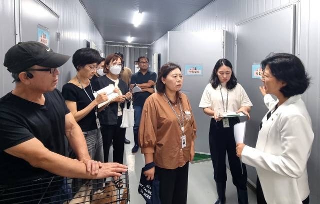 ▲하남시의회 의원연구단체 ‘반려동물 복지정책 연구회’(대표의원 정혜영) 소속 의원들이 8월 28일 하남시 동물보호센터를 방문해 운영·관리 실태 전반을 점검하고 있다. ⓒ 시의회