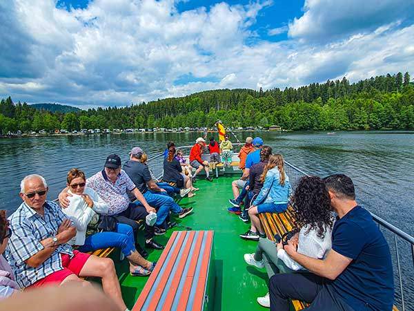 티티제 호수 유람선. 호수도 보고 숲도 보고, 사람들도 본다. 노부부, 젊은 연인, 입술을 뚫어 온갖 고리를 번쩍번쩍 매단 소녀도 있고, 청바지를 엉덩이에 간신히 걸쳐 흘러내릴 듯 아슬아슬한 소년도 있다.