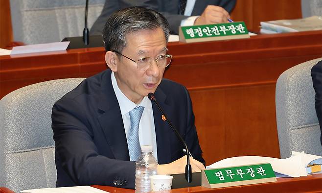 정성호 법무부 장관이 지난 26일 서울 여의도 국회에서 열린 제428회 국회(임시회) 예산결산특별위원회 2차 전체회의에서 의원 질의에 답변하고 있다. 뉴스1
