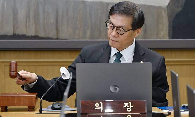 이창용 한국은행 총재가 28일 서울 중구 한국은행에서 열린 금융통화위원회에서 의사봉을 두드리고 있다. 뉴시스