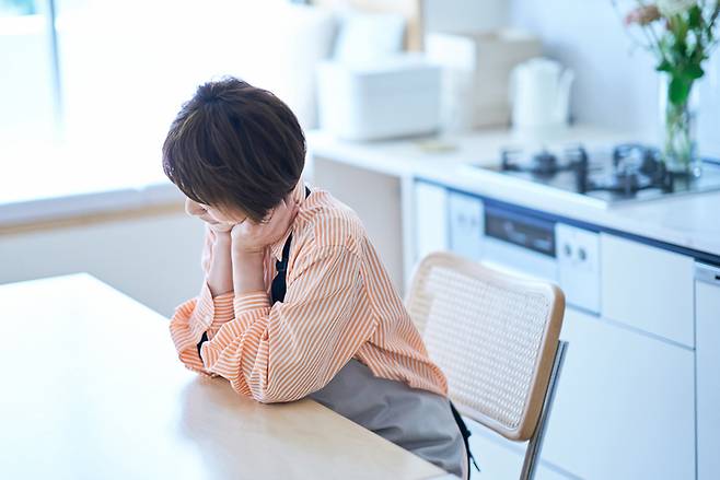 폐경 이행기를 거치며 우울·울화 증상이 뚜렷해진다는 연구 결과가 나왔다. 게티이미지뱅크