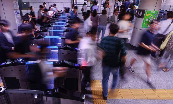 서울지하철 1호선 시청역에서 시민들이 이동하고 있다. 연합뉴스