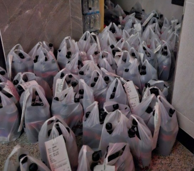 서울의 한 가정집 앞에 ‘배달의민족’을 통해 특정 치킨 브랜드에서 주문한 콜라가 수북이 쌓여 있는 모습. 네이버 카페 ‘배달세상’ 캡처