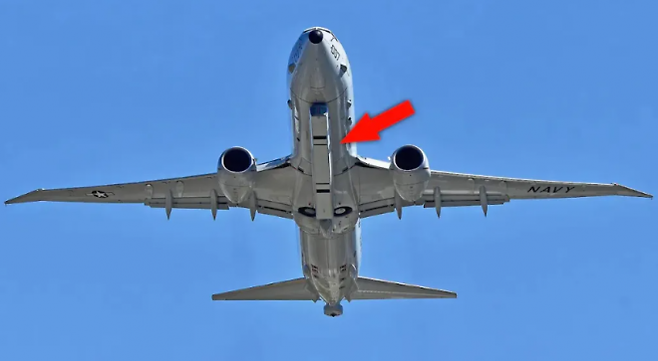 미 해군 해상초계기 P-8A 포세이돈 동체 아래 장착된 능동형 전자주사식 위상배열 레이더(AESA) 계열인 AN/APS-154 첨단공중센서(AAS)의 모습