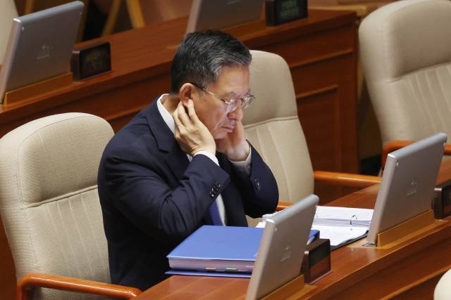 정성호 법무부 장관이 24일 국회 본회의에서 국민의힘 조배숙 의원의 2차 상법 개정안에 대한 반대 토론을 듣고 있다. 연합뉴스