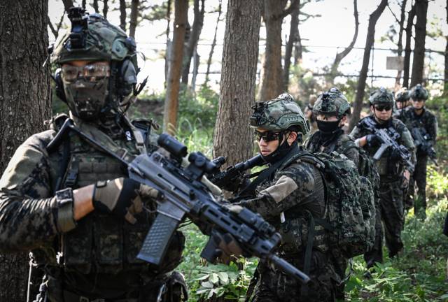 육군특수전사령부는 2025년 UFS/TIGER의 일환으로 25일부터 27일까지 태안 안면도 해상훈련장 일대에서 한미연합 해상침투훈련을 실시했다. 사진은 접안지역에 상륙한 특전대원들이 내륙에 위치한 적 시설을 향해 침투하는 모습. 사진 제공=육군