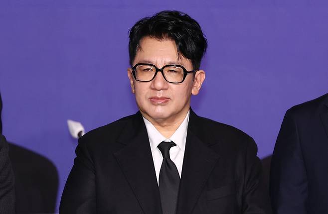2월20일 방시혁 하이브 의장이 한국경제인협회 정기총회에서 신규 회원사 기념 촬영을 위해 무대에 올라 대기하고 있다. ⓒ연합뉴스