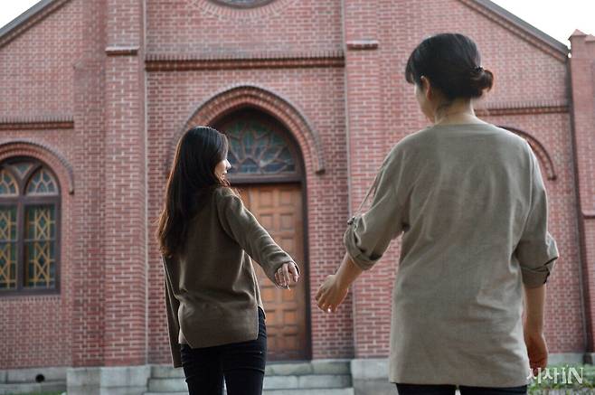 ‘내 얘기가 뭐 특별하다고’ 손사래를 치던 엄마들이 딸에게 자신의 이야기를 들려주기 시작했다. ⓒ시사IN 포토