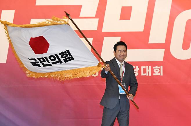 8월26일 국민의힘 당 대표로 선출된 장동혁 의원이 국민의힘 당기를 흔들고 있다. ⓒ국회사진기자단