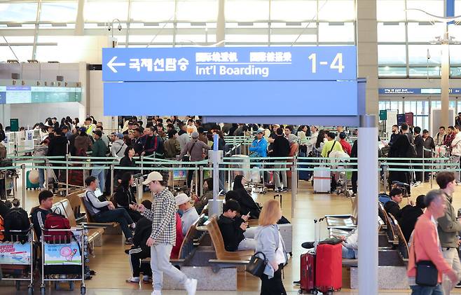 본격적인 연휴 기간인 지난 5월 1일 인천국제공항 제1터미널 출국장이 이용객으로 붐비고 있다. ⓒ시사저널 임준선