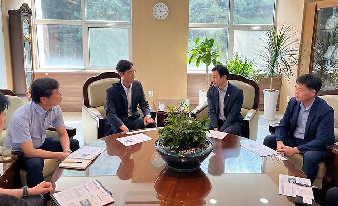 28일 천안 한국자동차연구원 본사에서 충북도와 한국자동차연구원은 미래자동차 산업 동향과 연구개발 사업 공동추진 강화하기 위한 간담회를 개최했다. ⓒ충북도 제공