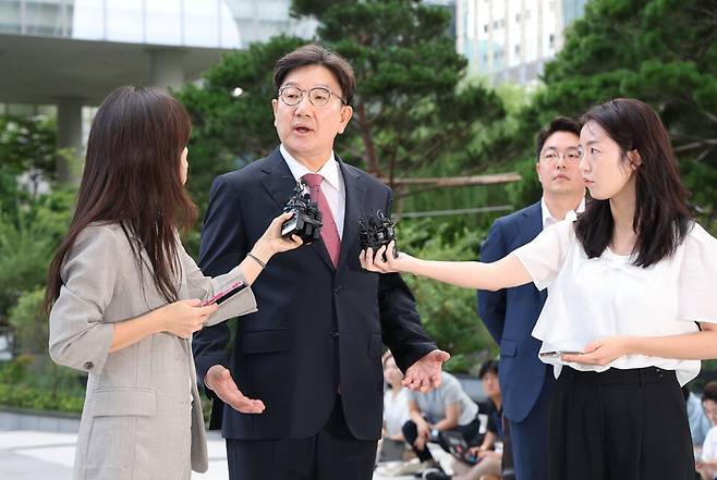 통일교 청탁 의혹을 받는 권성동 국민의힘 의원이 8월27일 서울 종로구 KT광화문빌딩에 마련된 김건희 여사 관련 의혹을 수사하는 민중기 특별검사팀 사무실에 피의자 신분으로 출석, 취재진 질문에 답하고 있다. ⓒ 연합뉴스