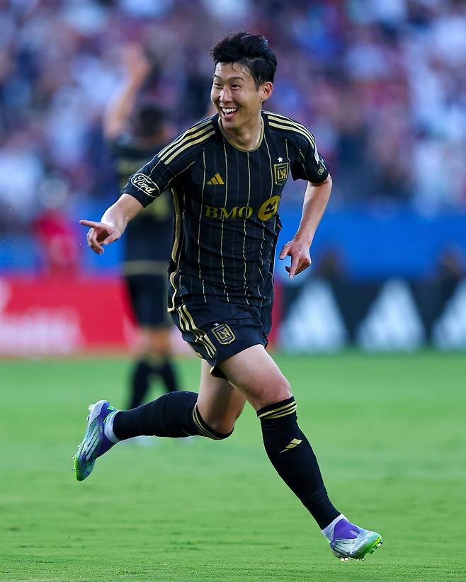 LAFC 손흥민이 28일(한국시간) 미국 캘리포니아주 로스앤젤레스 다저스타티움에서 열리는 LA 다저스 홈경기에 시구자로 나선다.&nbsp; 이날 선발투수로 등판하는 일본 슈퍼스타 오타니 쇼헤이와 마운드 위 만남이 기대된다. 사진제공│LAFC 페이스북