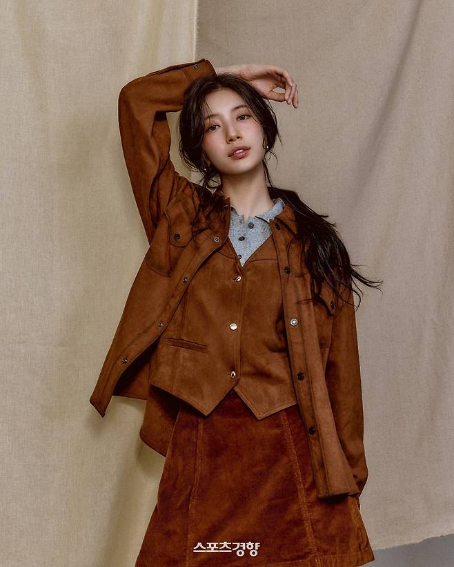 가을 시즌 화보를 촬영한 수지. 게스 제공