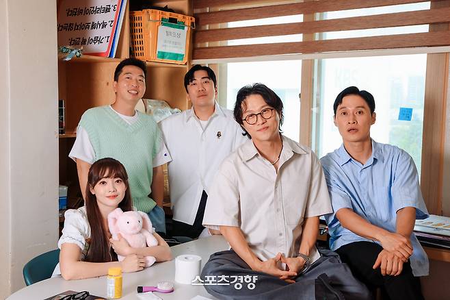 지난 25일 서울 여의도 KBS 연구동에서 ‘개그콘서트-챗플릭스’ 코너 출연 개그맨 나현영(왼쪽부터), 정범균, 이상훈, 박성광, 송준근이 ‘스포츠경향’과의 인터뷰에 앞서 포즈를 취하고 있다. 사진 이준헌 기자