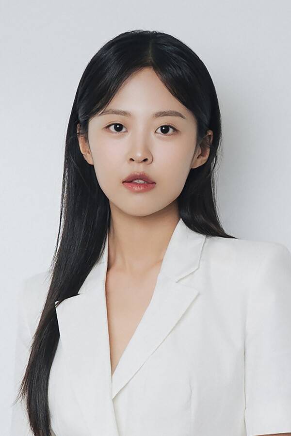 ▲ 골든문 엔터테인먼트와 전속계약을 맺은 정윤혜. 제공|골든문 엔터테인먼트