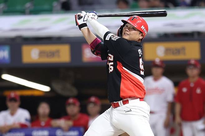 ▲ 한준수가 번트에 부담감을 느끼는 것을 직감한 이범호 감독은 작전을 강공으로 바꿨고 이는 결과적으로 큰 성공을 거뒀다 ⓒKIA타이거즈