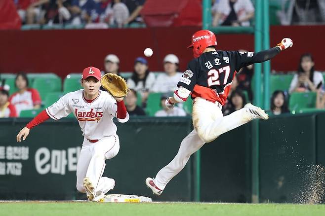 ▲ 연장 11회 무사 1,2루에서 기막힌 번트 안타를 만들며 대량 득점에 일조한 김호령 ⓒKIA타이거즈