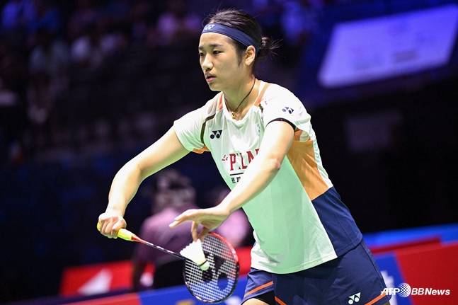 서비스를 넣고 있는 안세영. /AFPBBNews=뉴스1