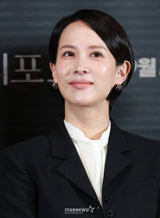 (서울=뉴스1) 권현진 기자 = 배우 조여정이 28일 서울 용산구 CGV용산아이파크몰에서 열린 영화 '살인자 리포트‘(감독 조영준) 언론시사회 및 기자간담회에 참석해 객석을 바라보고 있다.  '살인자 리포트'는 특종에 목마른 베테랑 기자 선주(조여정 분)에게 정신과 의사 영훈(정성일 분)이 연쇄살인을 고백하는 인터뷰를 요청하면서 벌어지는 이야기를 담은 작품이다. 2025.8.28/뉴스1  Copyright (C) 뉴스1. All rights reserved. 무단 전재 및 재배포,  AI학습 이용 금지. /사진=(서울=뉴스1) 권현진 기자