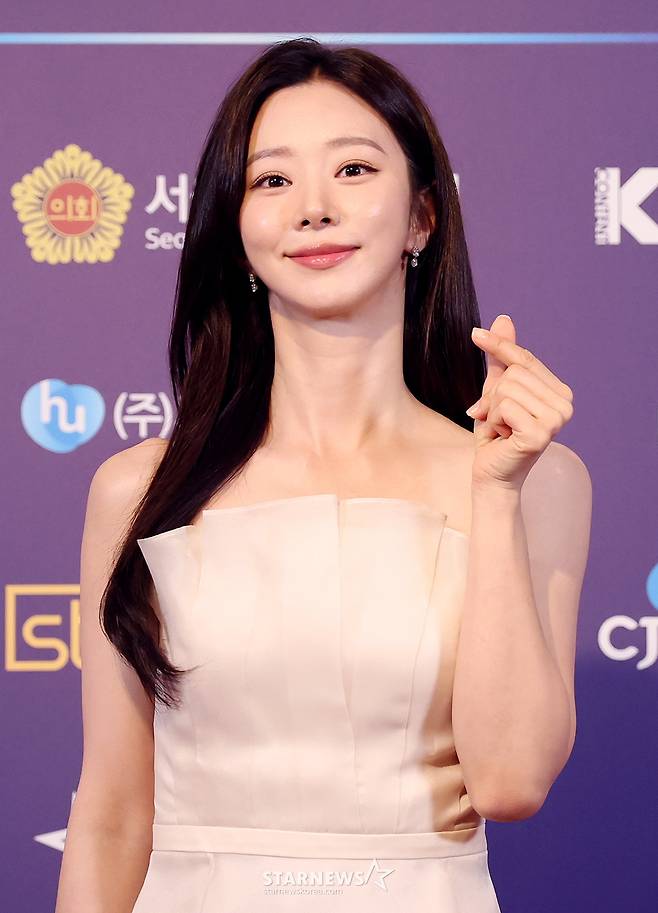 [서울=뉴시스] 조성우 기자 = 배우 이주빈이 28일 서울 중구 롯데호텔에서 열린 제7회 뉴시스 한류엑스포(2025 K-엑스포) 포토월 행사에서 포즈를 취하고 있다. 2025.08.28. xconfind@newsis.com /사진=조성우