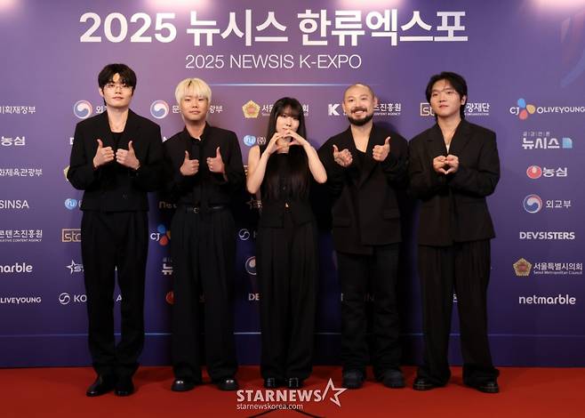 [서울=뉴시스] 조성우 기자 = 그룹 비트펠라하우스가 28일 서울 중구 롯데호텔에서 열린 제7회 뉴시스 한류엑스포(2025 K-엑스포) 포토월 행사에서 포즈를 취하고 있다. 2025.08.28. xconfind@newsis.com /사진=조성우
