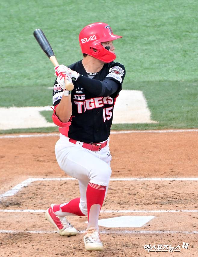 KIA 타이거즈 외야수 박정우가 27일 자신의 사회관계망서비스(SNS)를 통해 사과문을 게재했다. 21일 키움 히어로즈전이 끝난 뒤 한 팬과 SNS에서 언쟁을 벌였으며, 해당 팬의 개인 정보가 노출되면서 논란은 더 커졌다. KIA 구단은 박정우와 면담을 진행한 뒤 23일 박정우를 1군 엔트리에서 제외했다. 박정우는 당분간 자숙의 시간을 가질 예정이다. 엑스포츠뉴스 DB