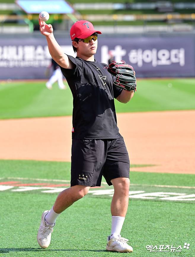 22일 오후 수원KT위즈파크에서 열리는 '2025 신한 SOL Bank KBO리그' KIA 타이거즈와 KT 위즈의 경기, KIA 윤도현이 캐치볼을 하고 있다. 엑스포츠뉴스 DB