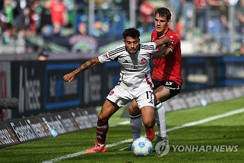 독일인 아버지와 한국인 어머니 사이에서 태어난 혼혈 옌스 카스트로프가 대표팀 발탁에 대해 꿈이 이뤄진 순간이라며 부푼 기대감을 전했다. 카스트로프 발탁은 2026 국제축구연맹 북중미 월드컵이 1년 앞으로 다가온 상황에서 대표팀에 힘이 될 전망이다. 연합뉴스